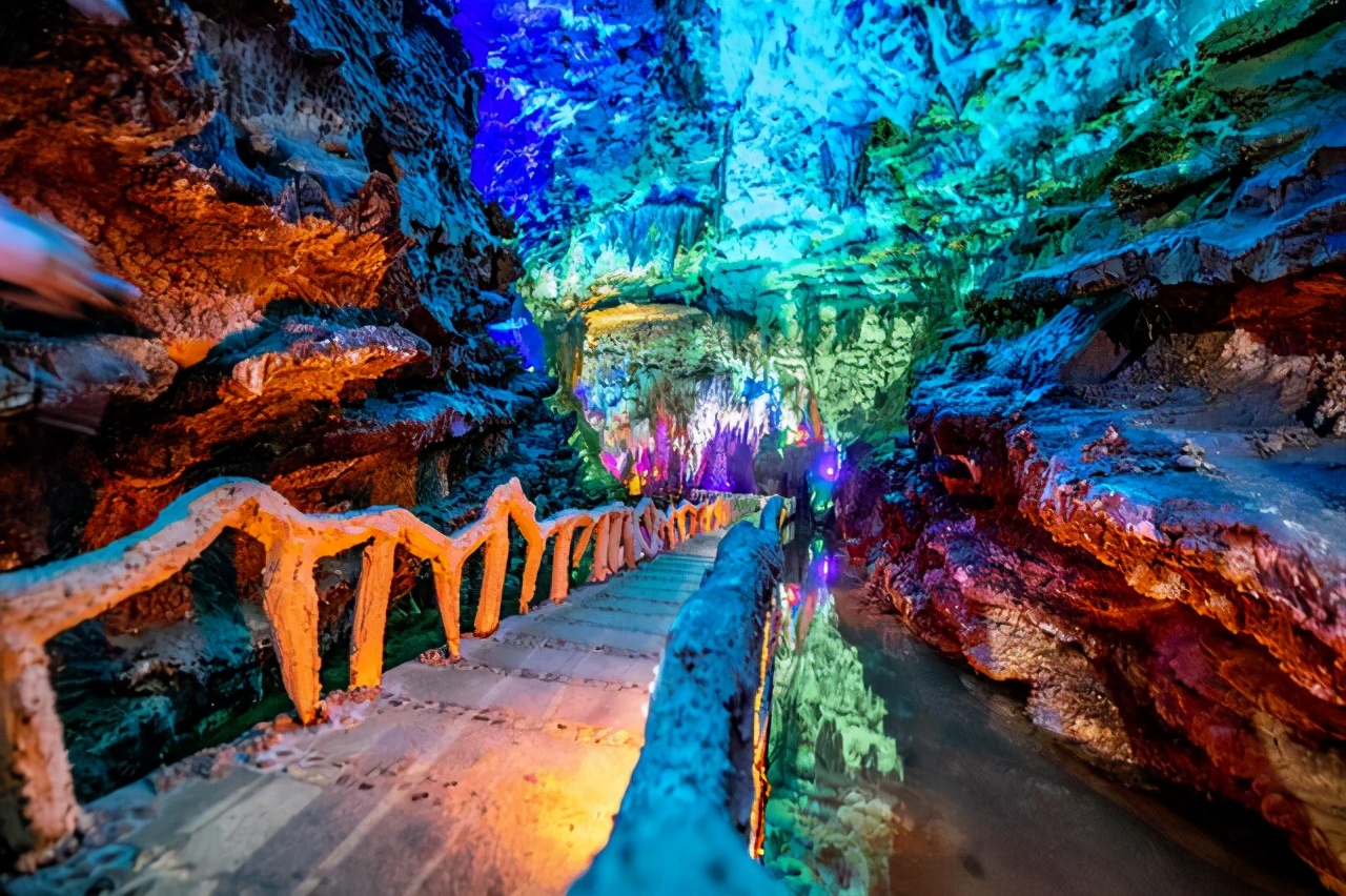 广西吉星岩溶洞可以与桂林山水齐名的绝佳景区有天上迷宫之称