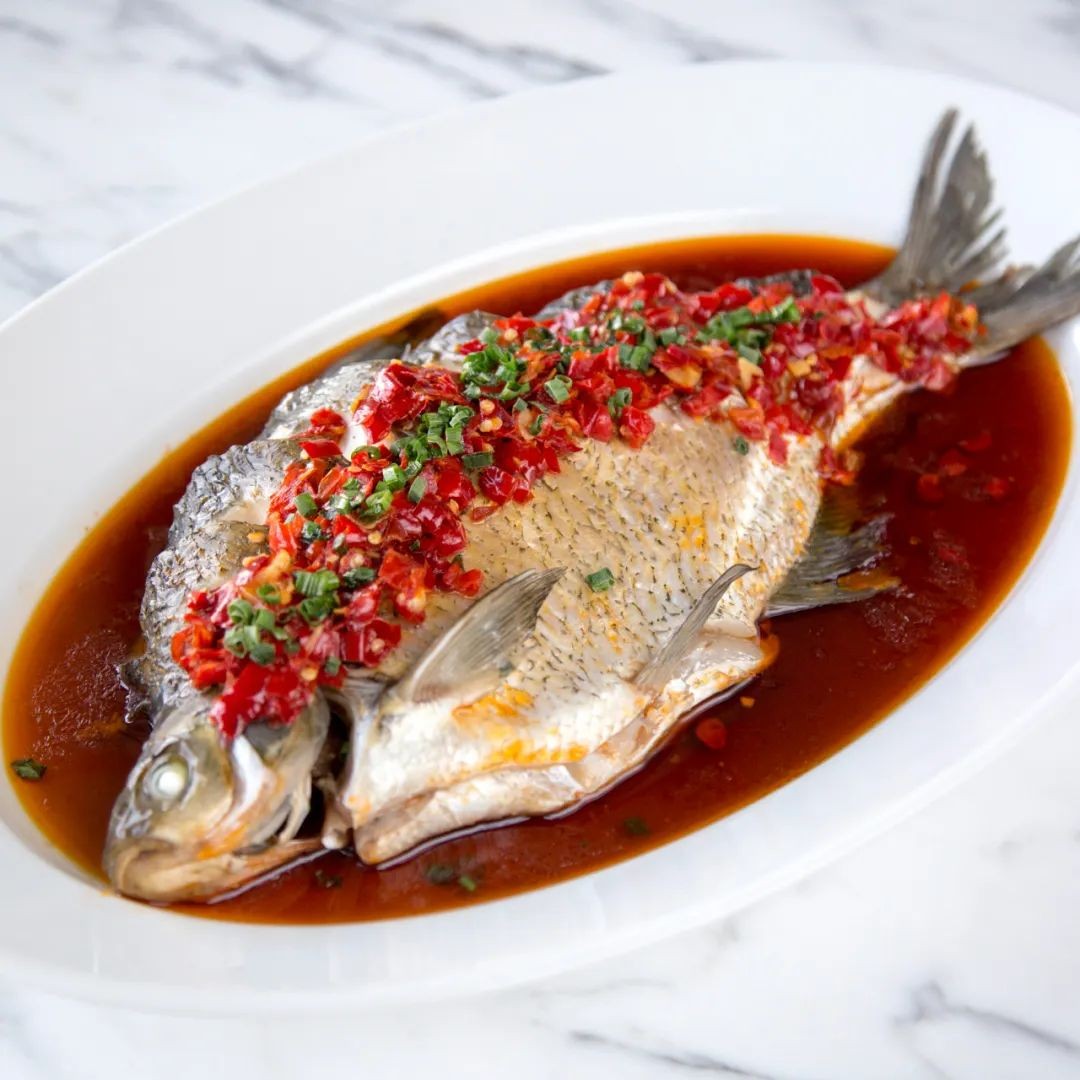 剁椒鳊鱼,一道老少皆宜的家常蒸鱼,步骤齐全,好学易做