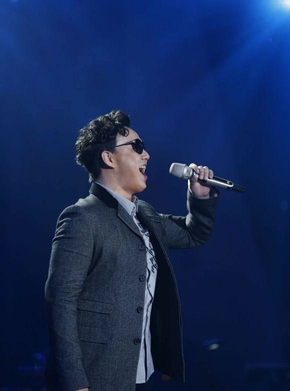 萧煌奇并没有因为眼睛的失明而变得堕落,无所事事,反而是"逆天改命"