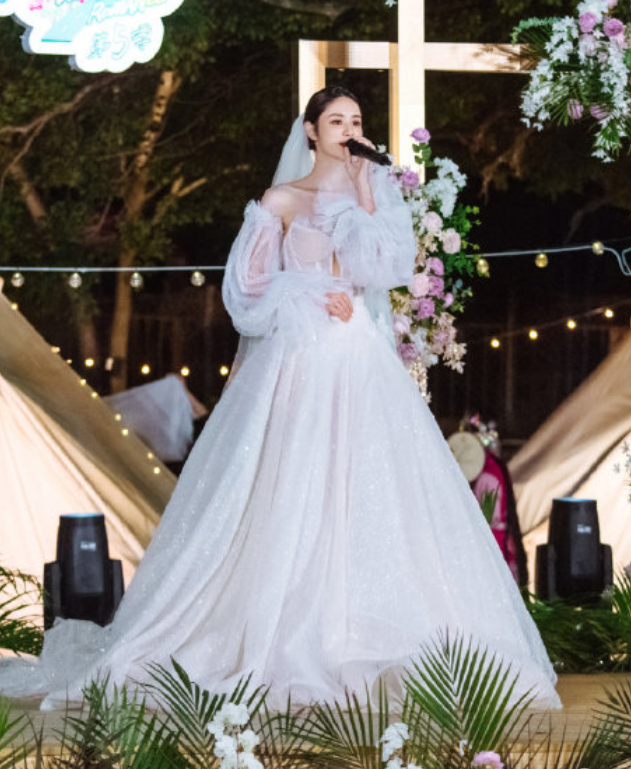 张馨月穿婚纱为林峯唱歌,绝美范如"仙女下凡",吴千语真没法比