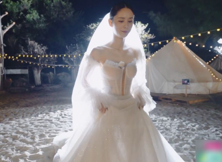 张馨月穿婚纱唱歌告白颜值气质媲美女明星难怪林峰都坐不住