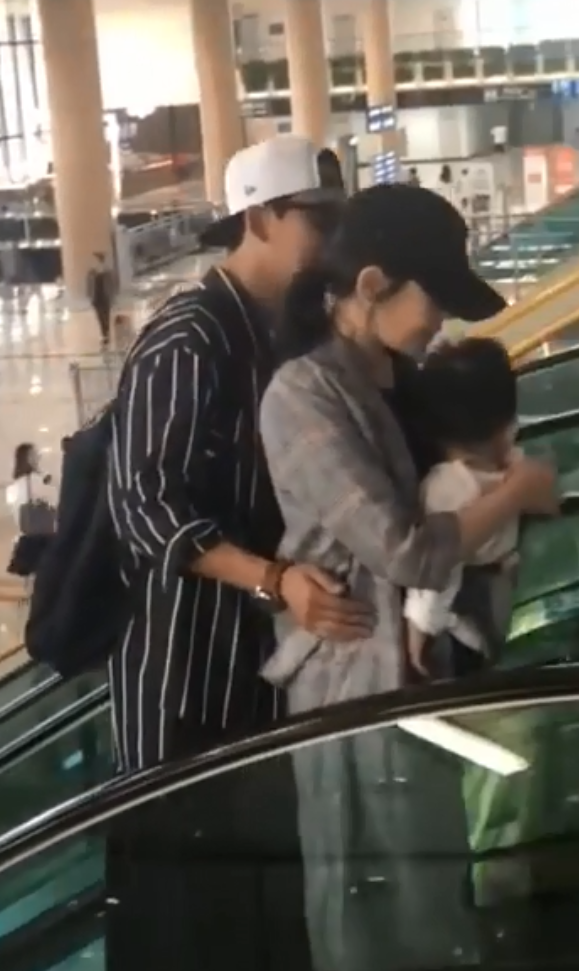 于晓光回应与美女举止亲密:是家人之间往来的熟人,会多加注意休闲区蓝鸢梦想 - Www.slyday.coM 于晓光回应与美女举止亲密:是家人之间往来的熟人,会多加注意休闲区蓝鸢梦想 - Www.slyday.coM