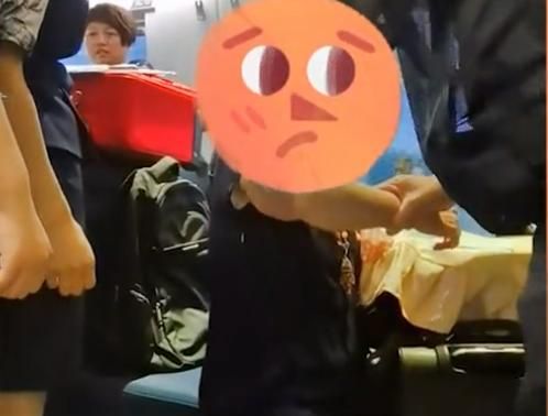 河北一女子高铁抽烟触发警报,跪下道歉,乘务员教育引网友热议休闲区蓝鸢梦想 - Www.slyday.coM