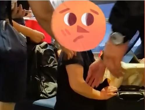 河北一女子高铁抽烟触发警报,跪下道歉,乘务员教育引网友热议休闲区蓝鸢梦想 - Www.slyday.coM