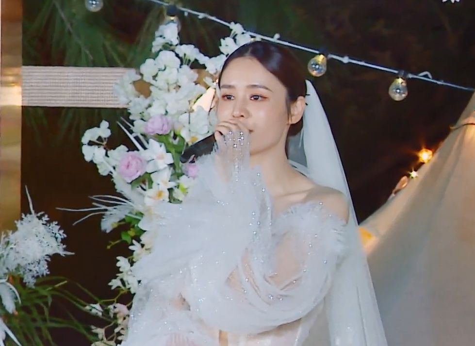 张馨月穿婚纱唱歌告白颜值气质媲美女明星难怪林峰都坐不住