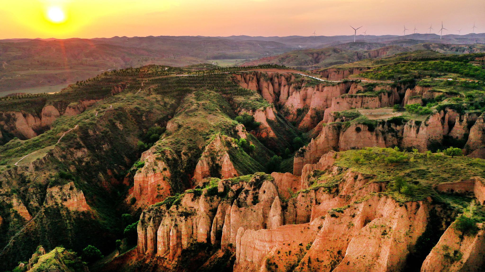 麻黄梁黄土地质公园总面积达37平方公里,有黄土峰林地貌景观,第四纪