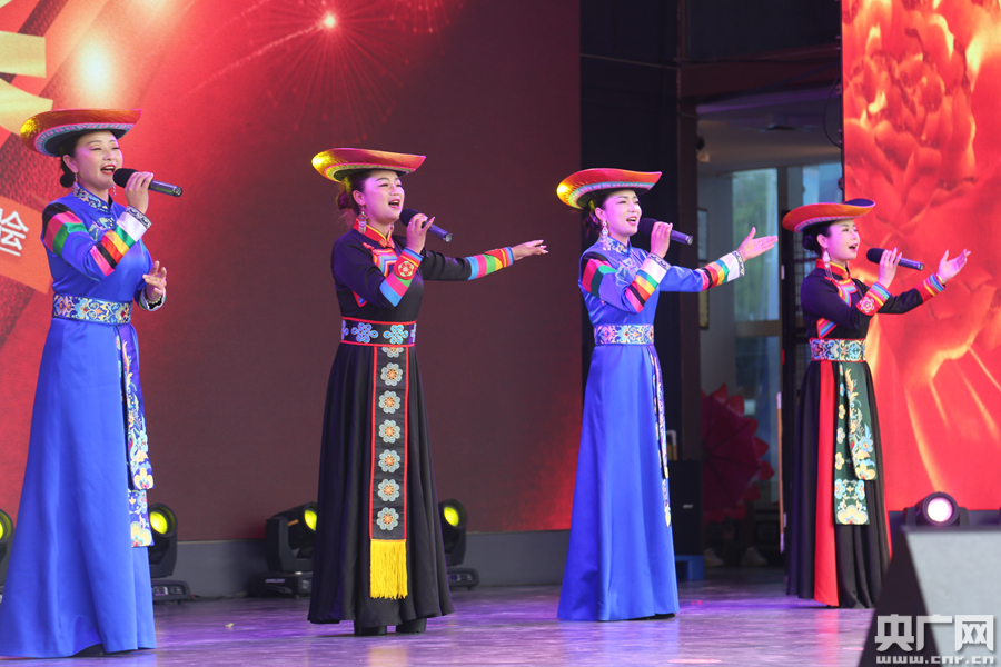 获得金奖的青海阿姑美组合演唱三闪令《大河沿上的麻石头》(央广网发