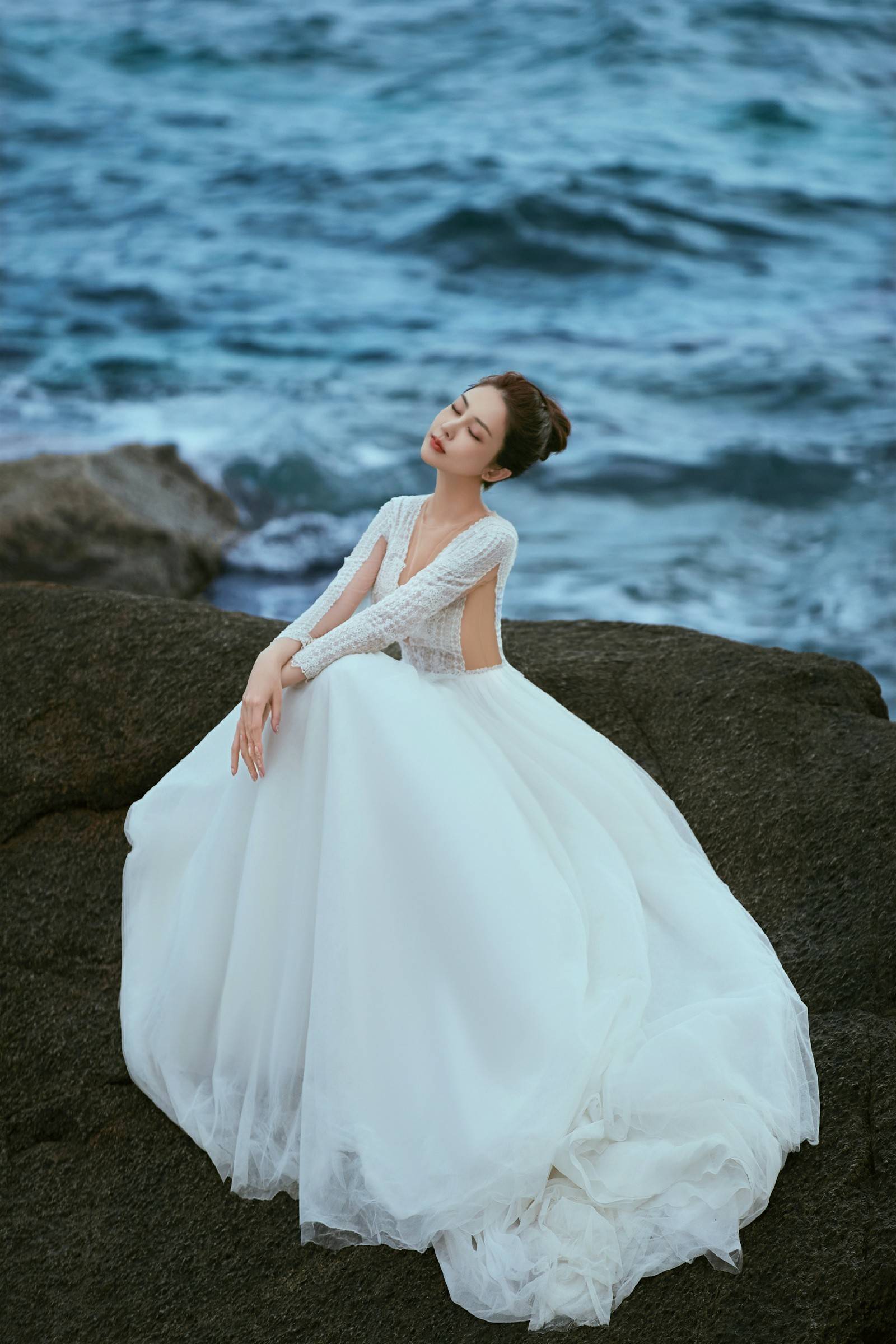 林籽海边婚纱大片身骑白马天鹅颈迷人