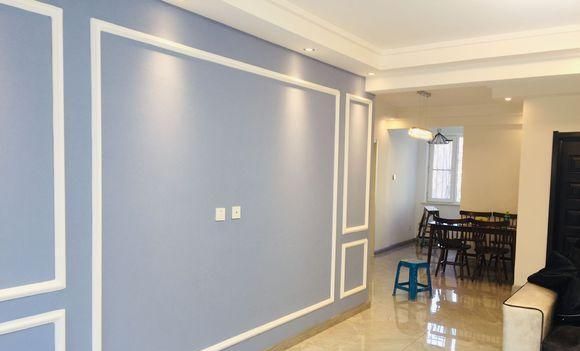 电视墙是用石膏线装饰的,涂青乳胶漆,简单的电视墙设计都为整个房子