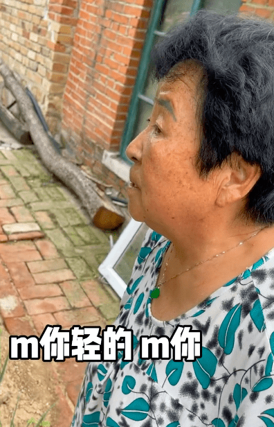 73岁网红田姥姥疑遭家暴被孤立委屈落泪眼里的恐惧不像演的