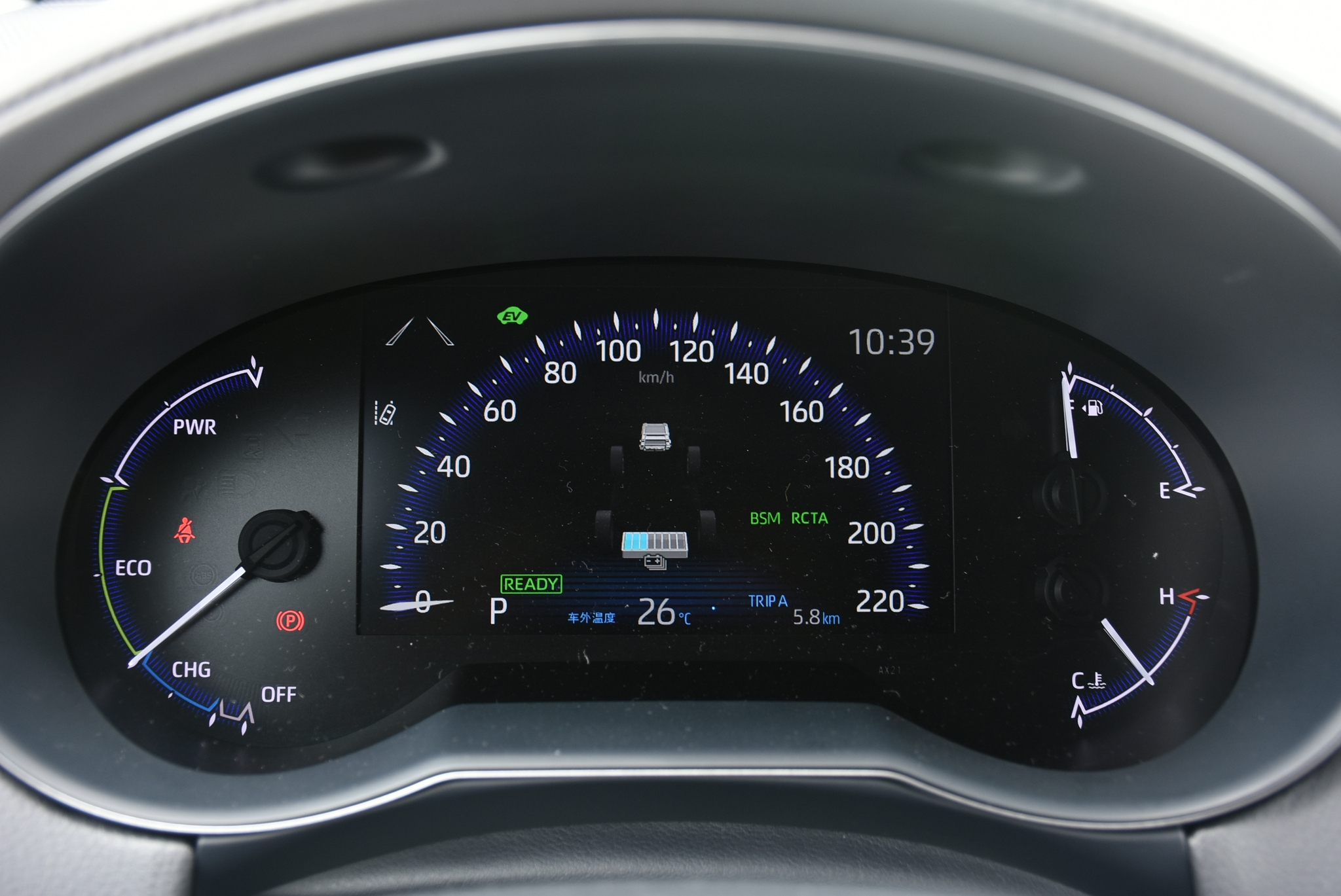 丰田c-hr双擎版车型上,配备了7英寸的液晶显示屏幕 机械组合仪表的