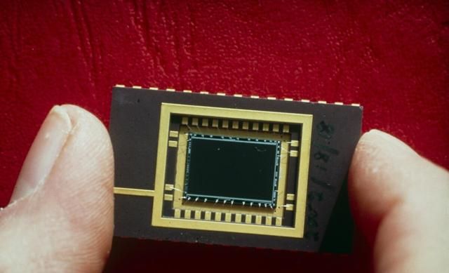 ccd的中文名称是电荷耦合器件,也被称为图像传感器,图像控制器和感光