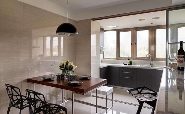 朋友巧妙把家里的阳台改造成厨房,效果不是一般的棒