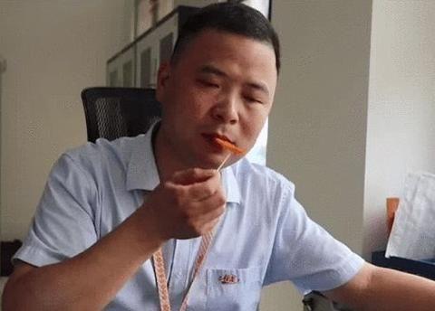 辣条品鉴师李自力:烟酒不沾,每年吃12000根辣条,吃了16年