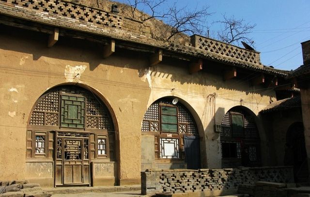 的最高处,正面是五孔石窑,也被称为上窑,两侧是三孔厢窑和对称的双院