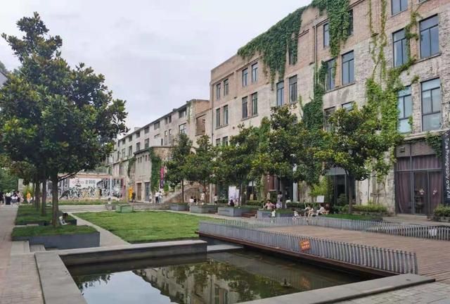 打造与众不同的“艺术园林”院校——西安建筑科技大学华清学院休闲区蓝鸢梦想 - Www.slyday.coM 打造与众不同的“艺术园林”院校——西安建筑科技大学华清学院休闲区蓝鸢梦想 - Www.slyday.coM