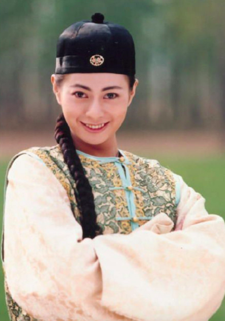 演员李婷宜直播情绪崩溃哭诉自己被套路曾错过小燕子一角