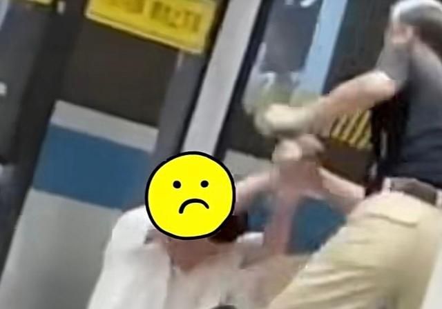 上海一位大爷与一名男子发生矛盾在地铁站台互殴,网友:老当益壮休闲区蓝鸢梦想 - Www.slyday.coM 上海一位大爷与一名男子发生矛盾在地铁站台互殴,网友:老当益壮休闲区蓝鸢梦想 - Www.slyday.coM