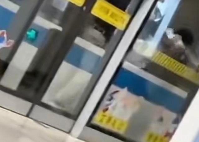 上海一位大爷与一名男子发生矛盾在地铁站台互殴,网友:老当益壮休闲区蓝鸢梦想 - Www.slyday.coM 上海一位大爷与一名男子发生矛盾在地铁站台互殴,网友:老当益壮休闲区蓝鸢梦想 - Www.slyday.coM