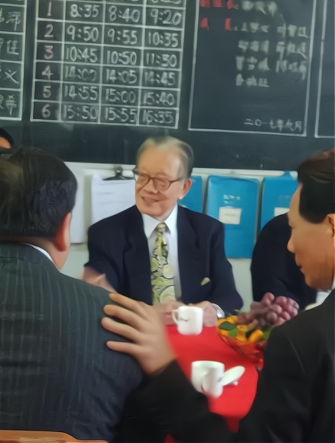 前"龙头"向华炎稳居c位,侄子手持40万的手机|向华