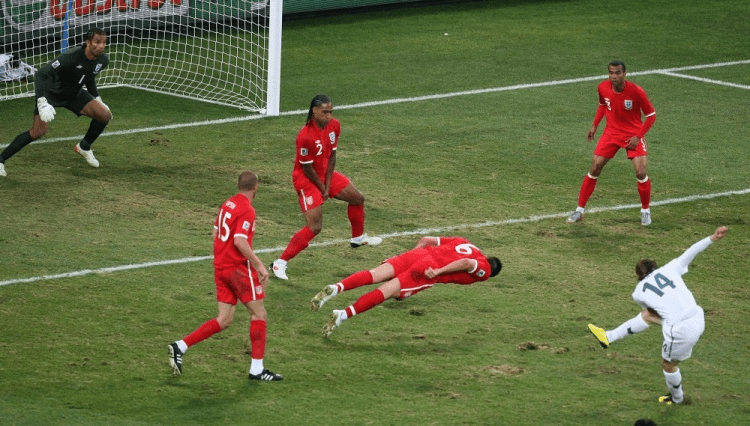 态度赢得尊重!中甲赛场现"特里式"堵枪眼:拿头去封堵射门