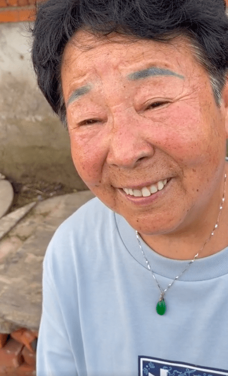 73岁网红田姥姥疑遭家暴被孤立委屈落泪眼里的恐惧不像演的