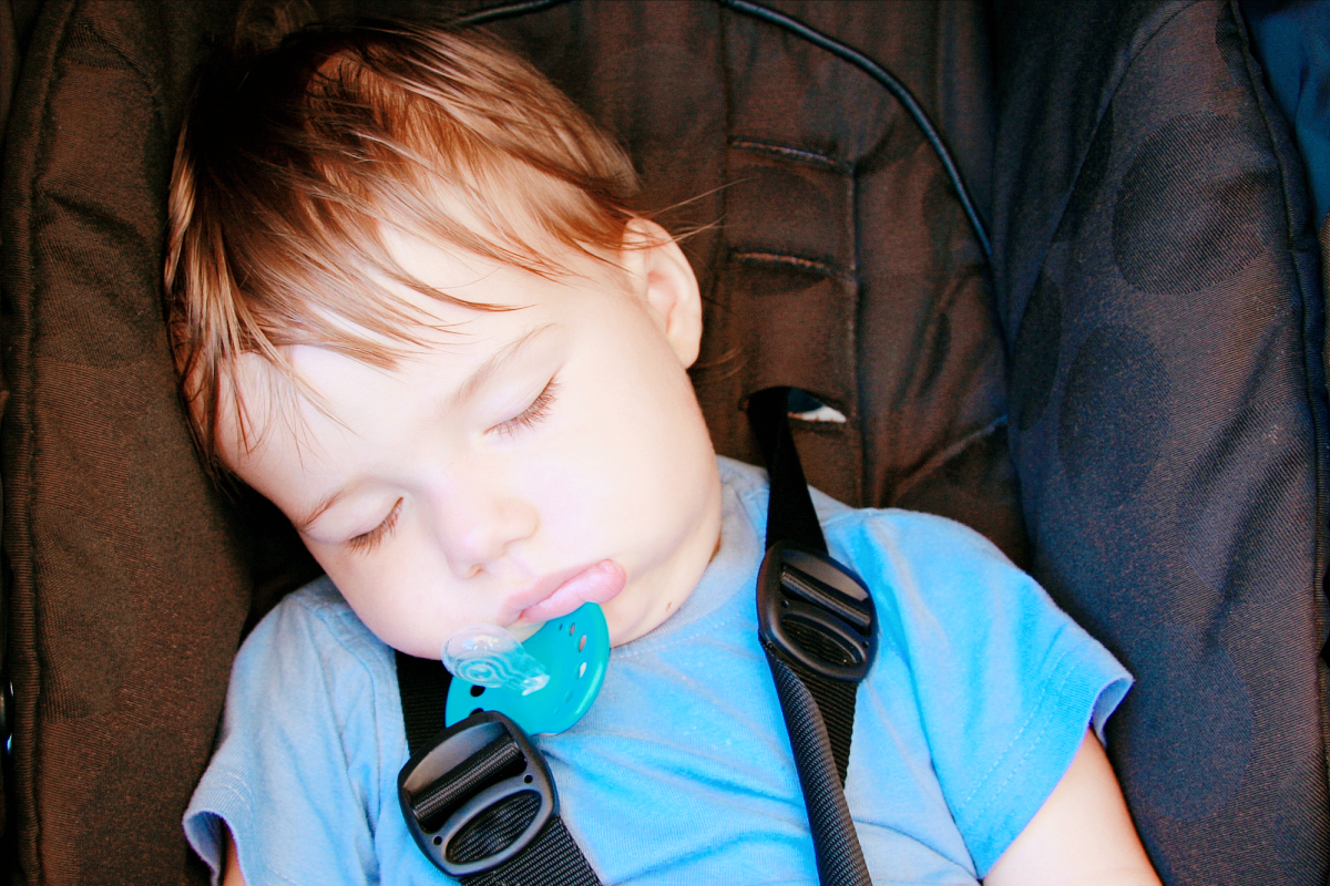 安抚奶嘴是哄娃利器,还是会"偷走"宝宝颜值?家长看完不纠结