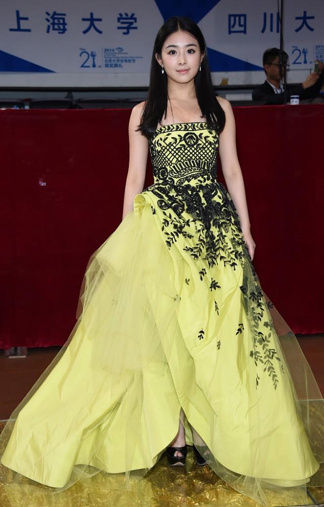 张含韵又"火"了,穿一袭黄色刺绣抹胸礼服高级洋气,甜美俏皮
