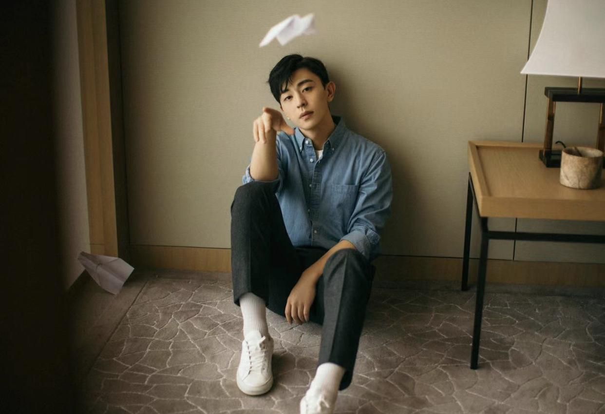 邓伦解锁锡纸衬衫造型,配上黑色牛仔裤,未来感十足