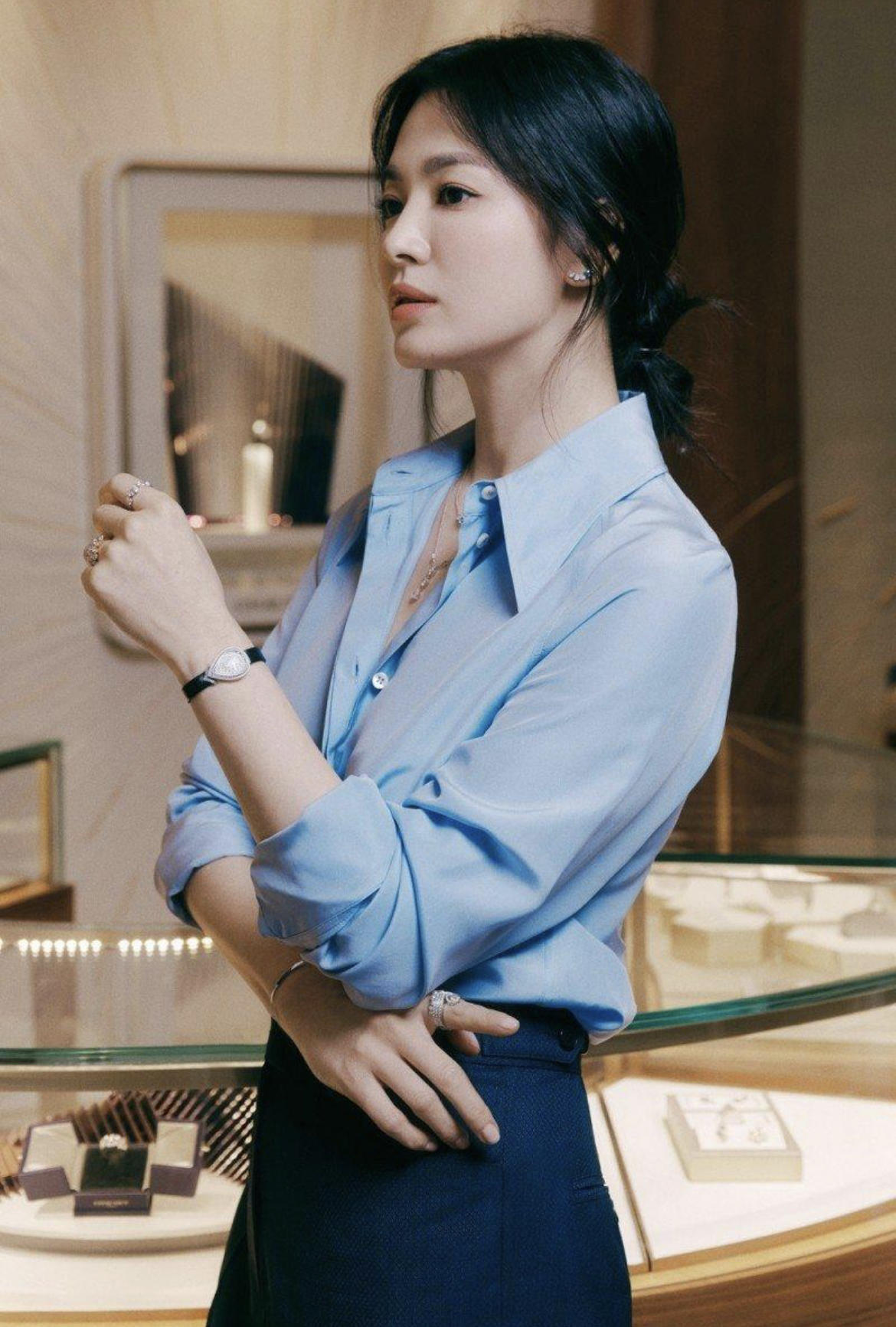 宋慧乔又穿火了白衬衫搭配牛仔短裤秀美腿美得让人心动