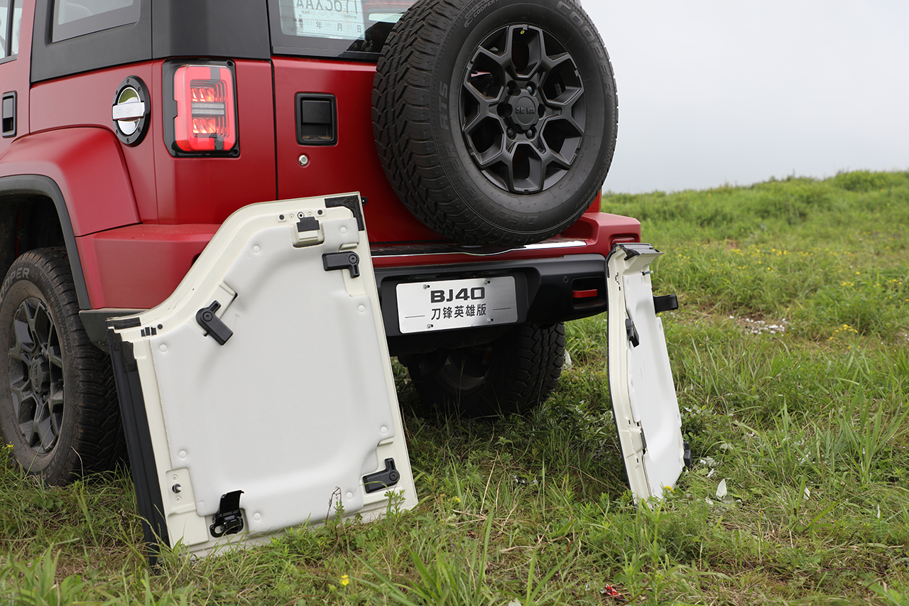 其实,北京bj40不光可以敞篷,四个车门也可以快速拆卸.