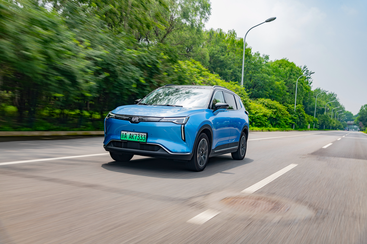 试驾威马w6,搭载l4级自主泊车技术,50米寻迹倒车成了弟弟-新浪汽车