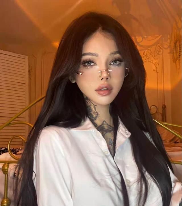 美女网红大佬儿性别引争议多位网友爆料整容前照片也流出