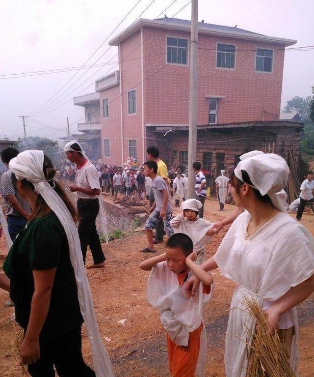 农村出殡时为何要撒纸钱放鞭炮?3个原因,民俗文化真的博大精深|放鞭炮|纸钱|出殡_新浪新闻