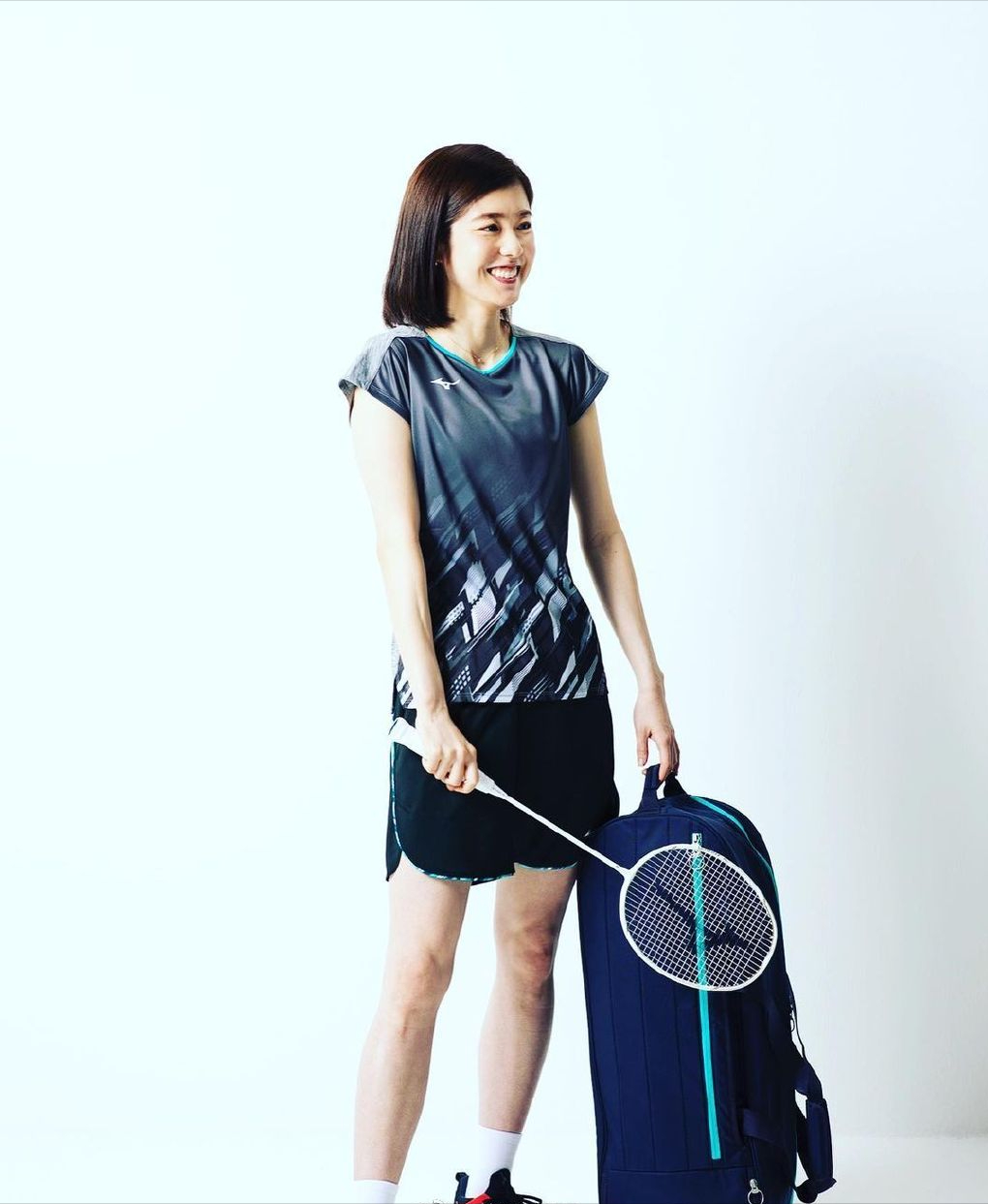 从照片可以看到,栗原文音穿着羽毛球运动装出镜,笑容甜美明艳动人,有