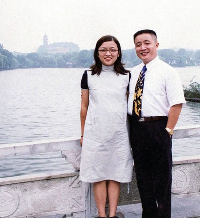女儿和爸爸40年的疯传照