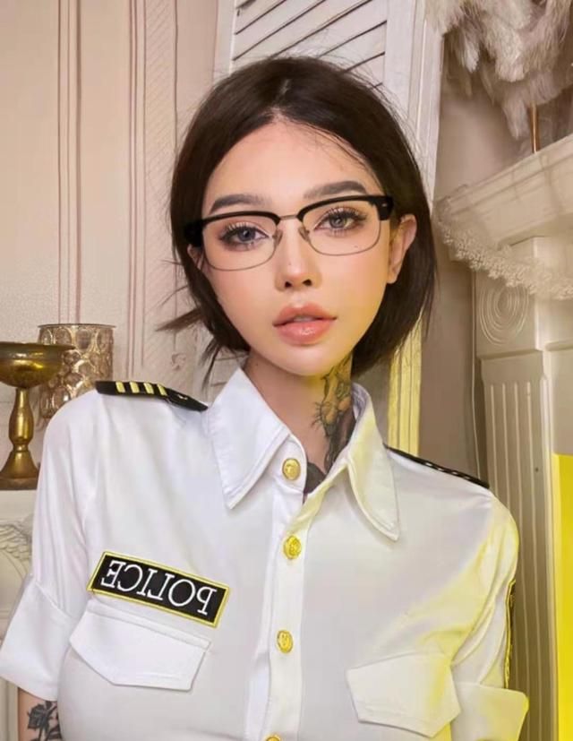 美女网红大佬儿性别引争议多位网友爆料整容前照片也流出