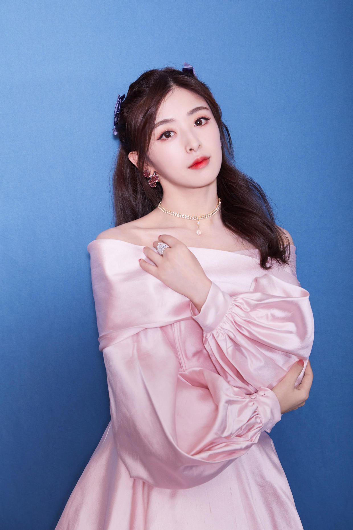 张含韵又"火"了,穿一袭黄色刺绣抹胸礼服高级洋气,甜美俏皮