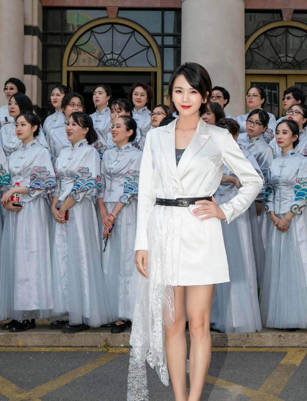 曹曦文为秀身材真拼穿连体裤腰线提到胃比例三七分气质好