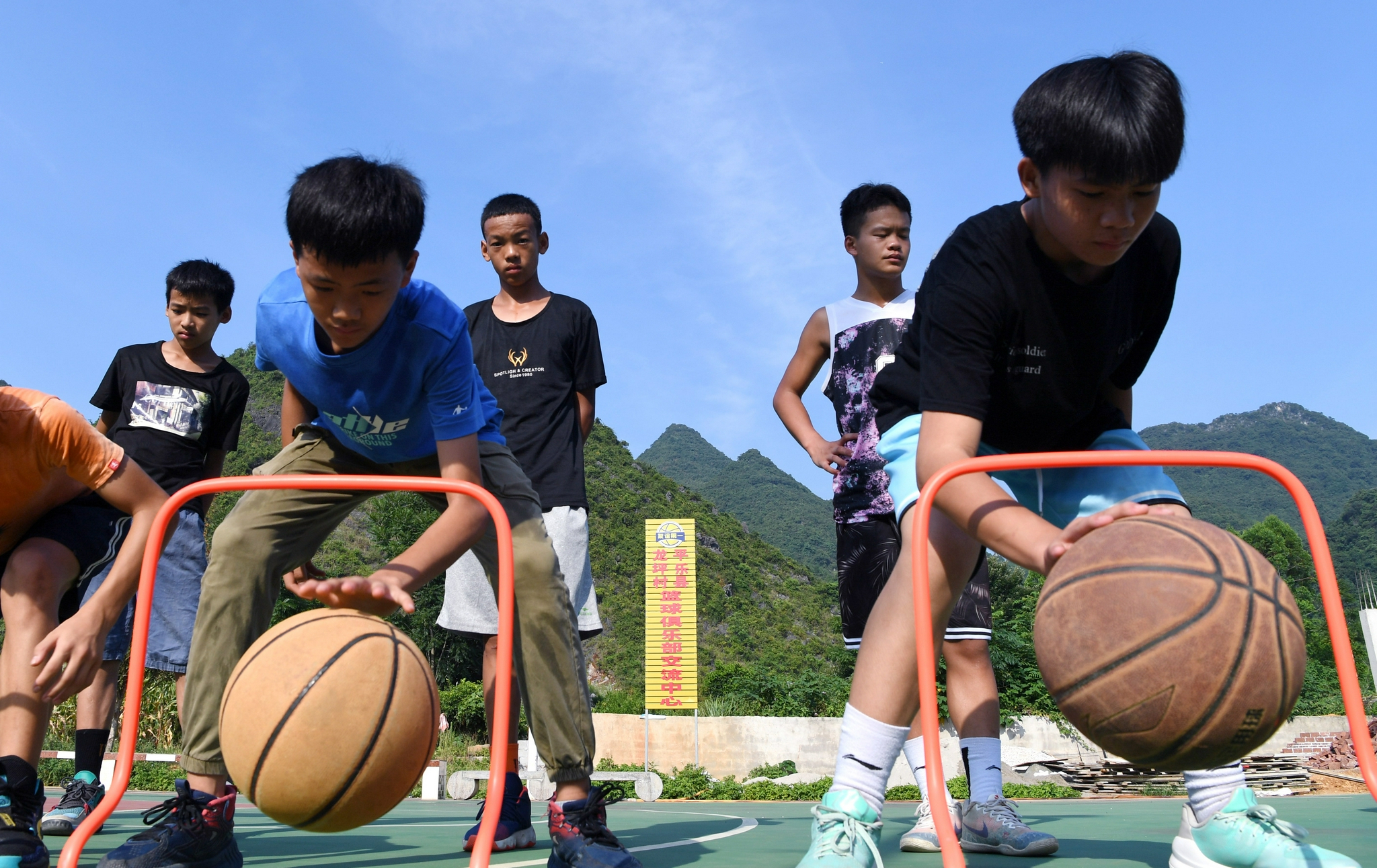 全民健身村里有了假期篮球训练营