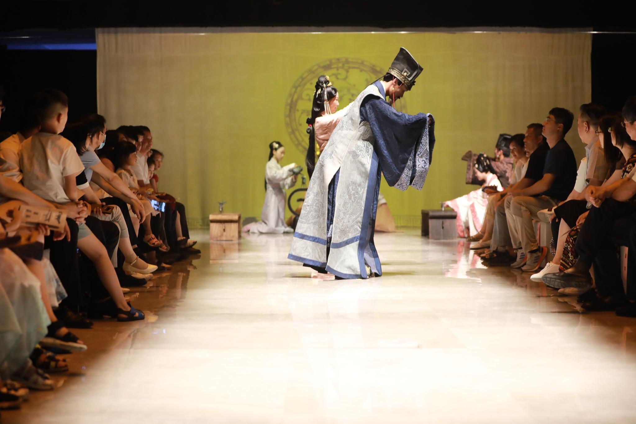 浙江嘉兴:服饰秀演绎千年"丝文化"