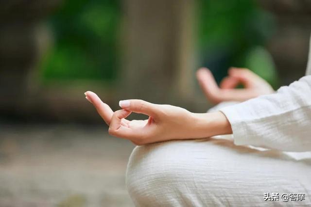 一只脚在上,「双盘」是两只脚交叉叠起来,这种不是自然盘,相信不是