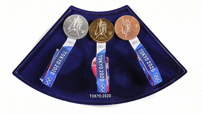 东京奥运会“自助式颁奖”，获奖选手自己佩戴奖牌