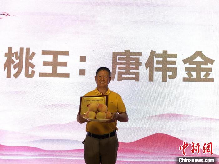 “桃王”获得者展示获奖样品与证书。孙权 摄