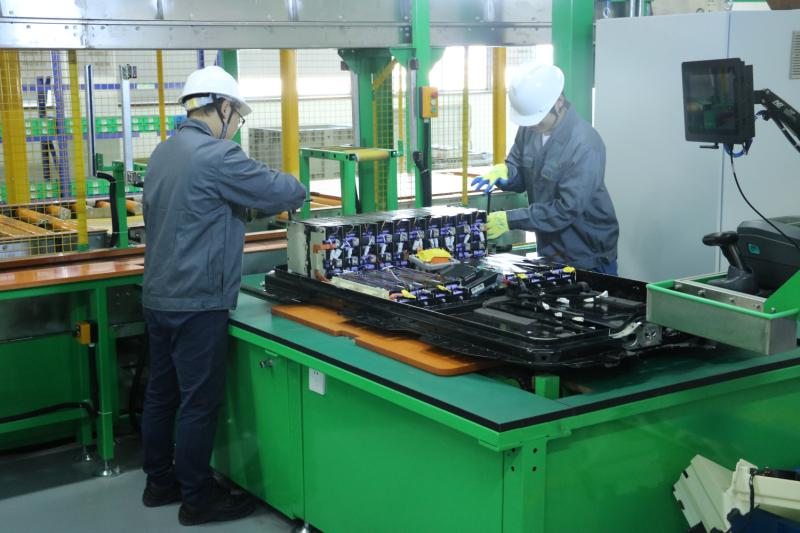 无锡格林美车间的电池拆解线工人入局动力电池回收的5年,格林美通过重