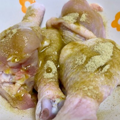 盐焗粉 适量白芝麻 适量小葱 一小把小米辣 3个蒜 3,4瓣洋葱 半个柠檬
