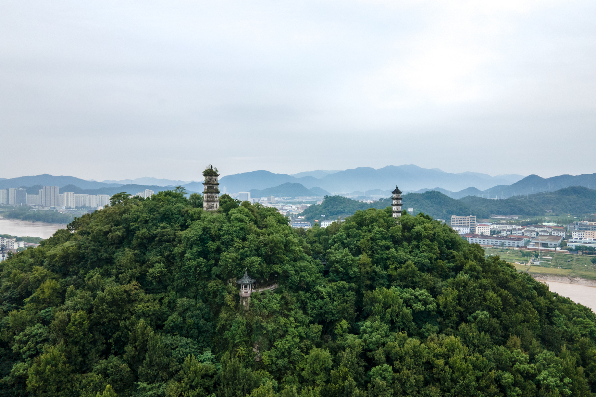 浙江临海被忽略的奇特景观,一山有四座古塔,最古老的至今千余年|浙江省|文峰塔|巾山|千佛塔|历史_新浪新闻