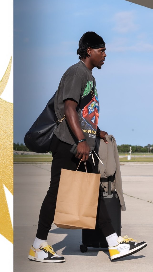 赶时间!字母哥穿拖鞋拿着打包好的食物登机 天王山之战一触即发