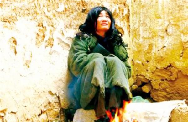 “中国第一懒人”杨锁:不愿下地走路,吃饭要人喂,23岁饿死家中
