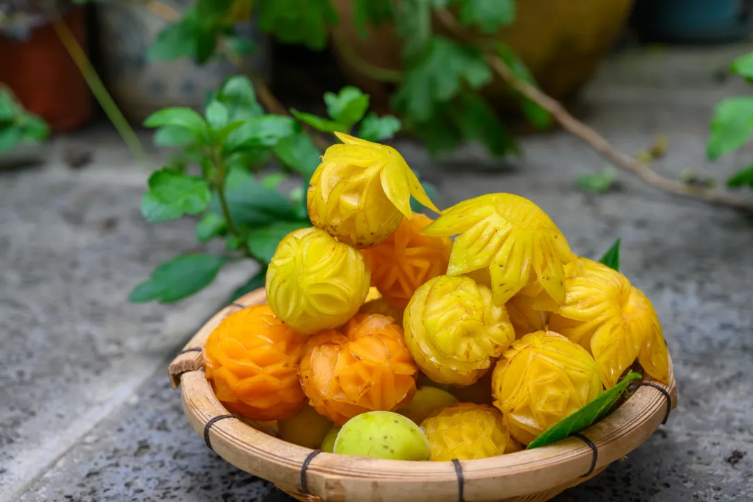 鲜花在青梅上绽放:茗酌待幽客,珍盘荐雕梅|雕梅|青梅|腾冲_新浪新闻